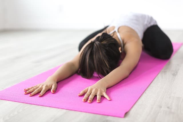 Meilleur tapis de yoga : guide comparatif complet